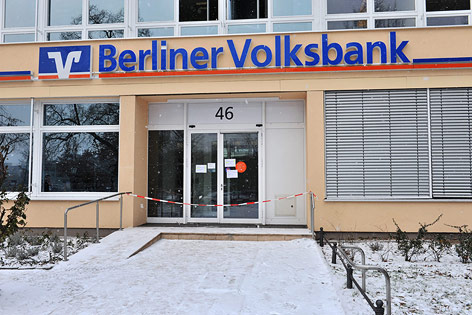 © APA/EPA/Paul Zinken Eingang der Berliner Volksbank mit Absperrband