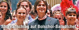 Bolschoi-Ballettchef Sergej Filin mit Tänzerinnen auf der Bühne