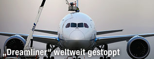 Ein mechaniker mit einem Kran auf einem Dreamliner