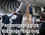 Techniker bei einem Dreamliner