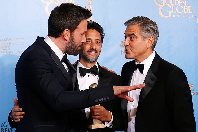 © Reuters/Lucy Nicholson Produzent und Director Ben Affleck unterhält sich mit "Argo" den Produzenten Grant Heslov und George Clooney