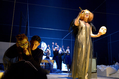 © APA/Roland Schlager Puppenspieler Nikolaus Habjan (l.) mit einer Elfriede Jelinek-Puppe in einer Szene des Stückes "Schatten (Eurydike sagt)" von Elfriede Jelinek