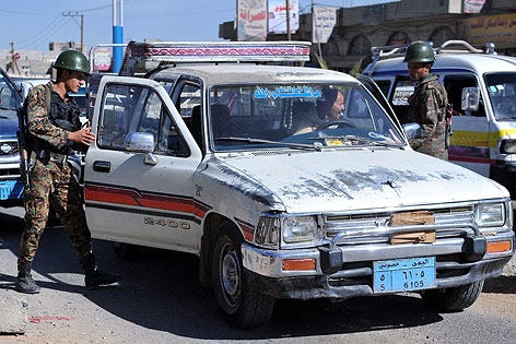 © APA/EPA/Yahya Arhab Soldaten durchsuchen ein Auto