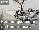Ein Fahrzeug liegt im Straßengraben