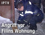 Polizist sichert ein Beweisstück