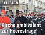 Gardesoldaten folgen Kardinal Sch&ouml;nborn