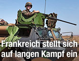 Französischer Soldat in einem Militärfahrzeug