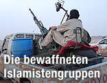 Tuareg-Rebell in Mali mit einem Maschinengewehr auf einem Pick-up-Truck