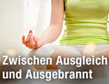 Frau bei Yogaübungen