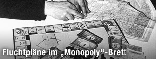 Ehemilge Kriegsgefangene John Powell Davies und Colonel James Yule mit einem Monopoly-Spiel