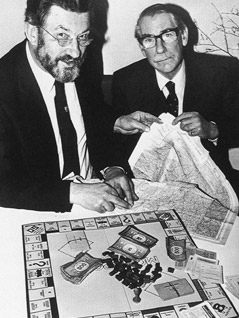 © AP/John Redman Ehemilge Kriegsgefangene John Powell Davies und Colonel James Yule mit einem Monopoly-Spiel