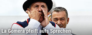 Mann demonstriert die Pfeifsprache "El Silbo"