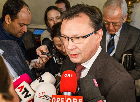 © ORF.at/Christian Öser Verteidigungsminister Darabos im Ministerrat