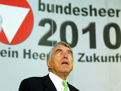 © APA/Hans Klaus Techt Helmut Zilk blickt auf ein Bundesheer-Plakat