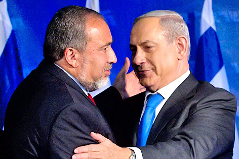 Benjamin Netanjahu umarmt Avigdor Lieberman