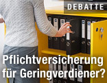 Frau nimmt Aktenordner aus Schrank