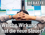 Börsenmakler vor Bildschirmen