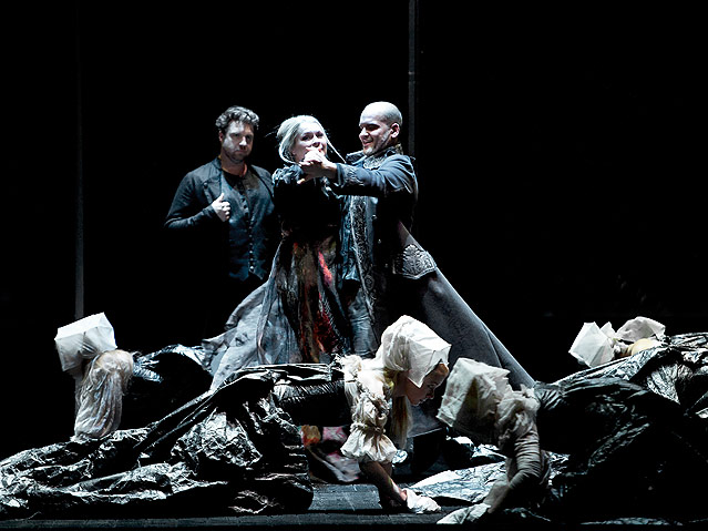 © Monika Rittershaus Jeremy Ovenden (Tigrane), Patricia Bardon (Zenobia), Florian Bösch (Tiridate) und Statisterie des Theater an der Wien