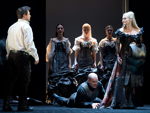 © Monika Rittershaus David Daniels (Radamisto), Florian Bösch (Tiridate), Patricia Bardon (Zenobia) und Statisterie des Theater an der Wien