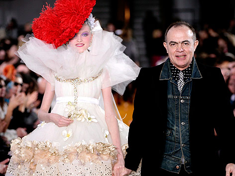 © APA/EPA/MAXPPP/Bruno Pellerin Modedesigner Christian Lacroix auf dem Catwalk