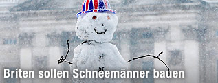 Schneemann mit Union-Jack-Hut vor dem Buckingham Palace