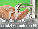 Wasser l&auml;uft von einem Wasserhahn &uuml;ber eine Hand