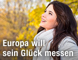 L&auml;chelnde Frau im Wald