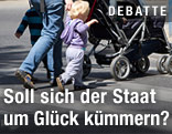 Junge Familie mit Kinderwagen