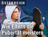 Jugendlicher mit Kapuzenpulli und Skateboard