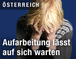 Kind hält sich schützend die Hand vor das Gesicht