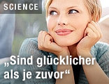 L&auml;chelnde Frau richtet ihren Blick nach oben