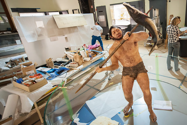 © ORF.at/Zita Köver Weichteilrekonstruktion eines Homo erectus, Baustelle im Hintergrund