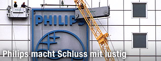 Montage eines riesigen Philips-Logos