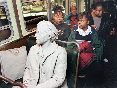 © AP/John L. Focht Besucher im National Civil Rights Museum in Memphis sitzen hinter einer Rosa Parks Statue, 1998