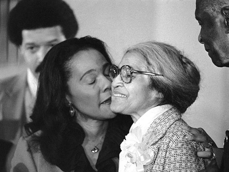 © AP Rosa Parks wird von Coretta Scott King auf die Wange geküsst, 1980