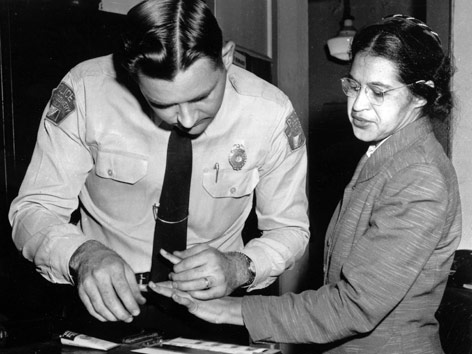 © AP/Gene Herrick Rosa Parks werden die Fingerabdrücke abgenommen, 1956