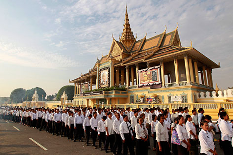 © APA/EPA/Rungroj Yongrit Trauernde stehen in Schlangen um dem verstorbenen Sihanouk die letzte Ehre zu erweisen