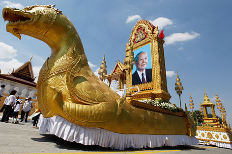 © APA/EPA/Mak Remissa Trauerzug mit Fotografie des verstorbenen Sihanouk