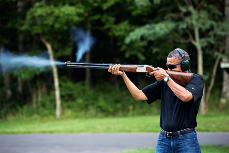 © APA/AP/The White House/Pete Souza US-Präsident BArack Obama beim Tontaubenschießen