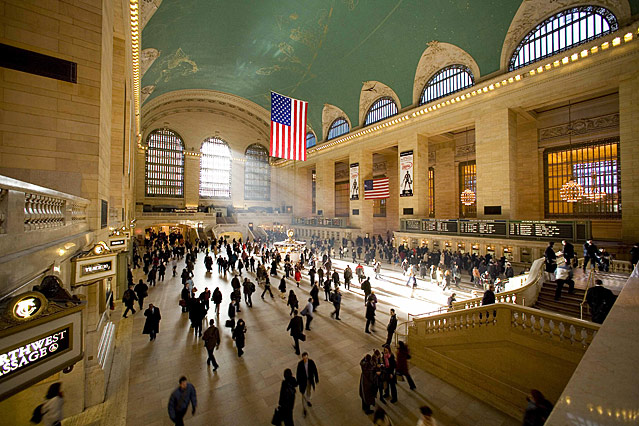 © dapd/New York Transit Museum US-Flagge und Menschen in der Großen Halle in der Grand Central Station