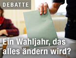 Mann wirft einen Stimmzettel in eine Wahlurne