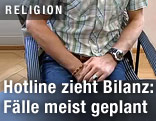 Anonyme Person legt die Hände auf den Schoß