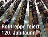 Menschen auf Rolltreppen