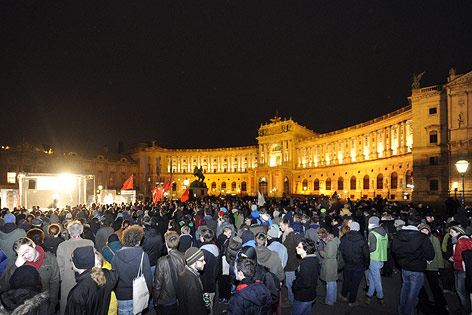 Demontranten vor der Hofburg