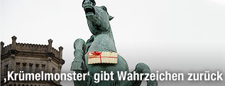 Ein goldener Leibniz-Keks h&auml;ngt in Hannover an dem Niedersachsenpferd