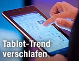 Eine Person bedient einen Tablet-PC