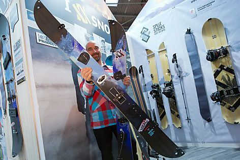 © Peter Kneffel/DPA Bild eines Herstellers, der ein Split-Snowboard herzeigt