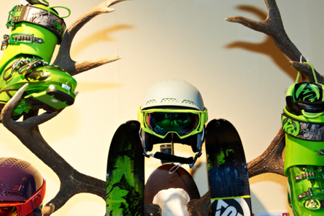 © ISPO Skihersteller zeigt Ski, Schuh und Helme auf einem Hirschgeweih