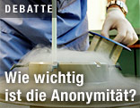 Röhrchen in einem Behälter mit flüssigem Stickstoff