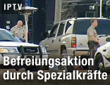 Polizisten vor ihren Einsatzfahrzeugen